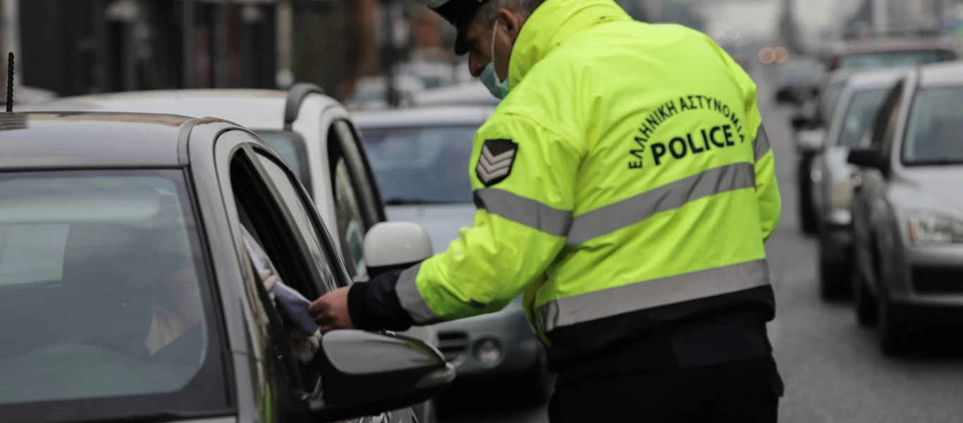 Σε κάθε «γωνιά» τα μπλόκα για την τήρηση της καραντίνας - Πώς ζητά η ΕΛΑΣ να επιδεικνύουμε το έγγραφο (φωτο)